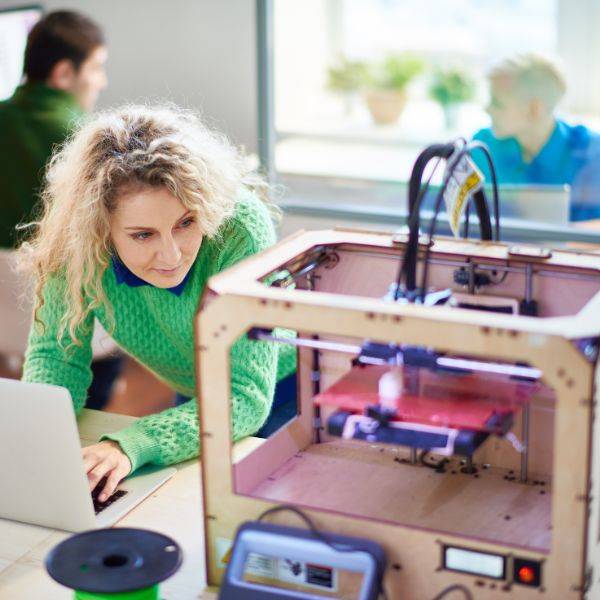 Bezpieczeństwo na pierwszym miejscu: Jak dbać o BHP podczas pracy z drukarkami 3D